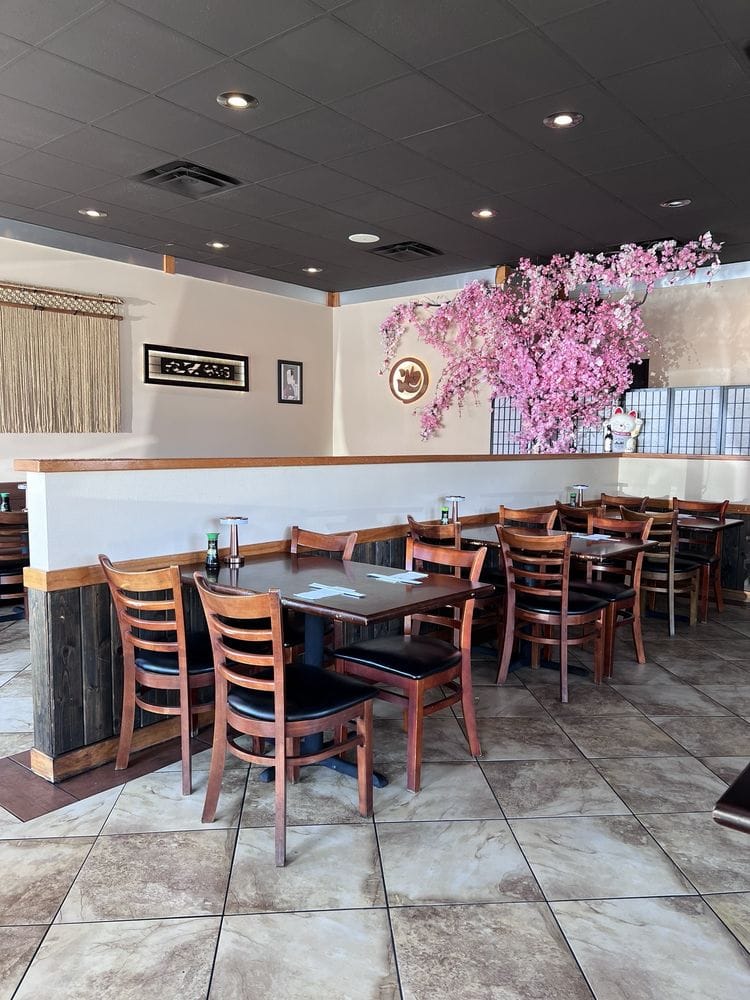 The Ikeda dining room with the cherry-blossom wall and maneki-neko