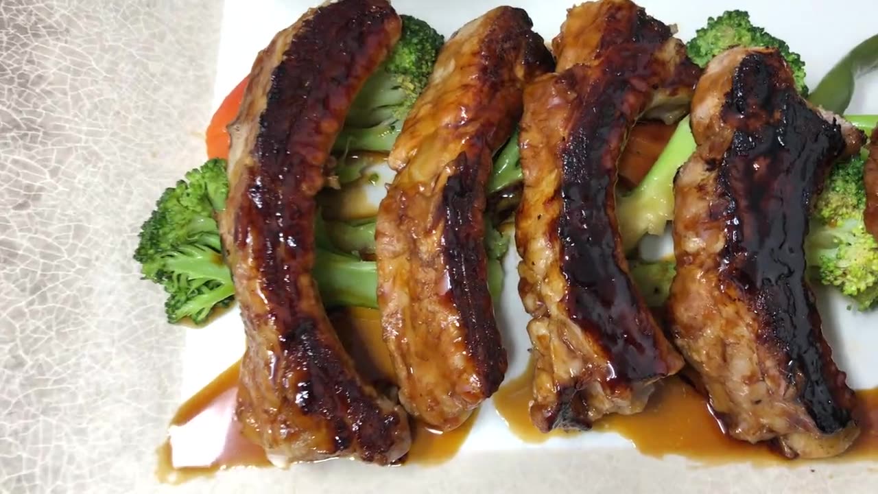 Glazed grill plate with broccoli